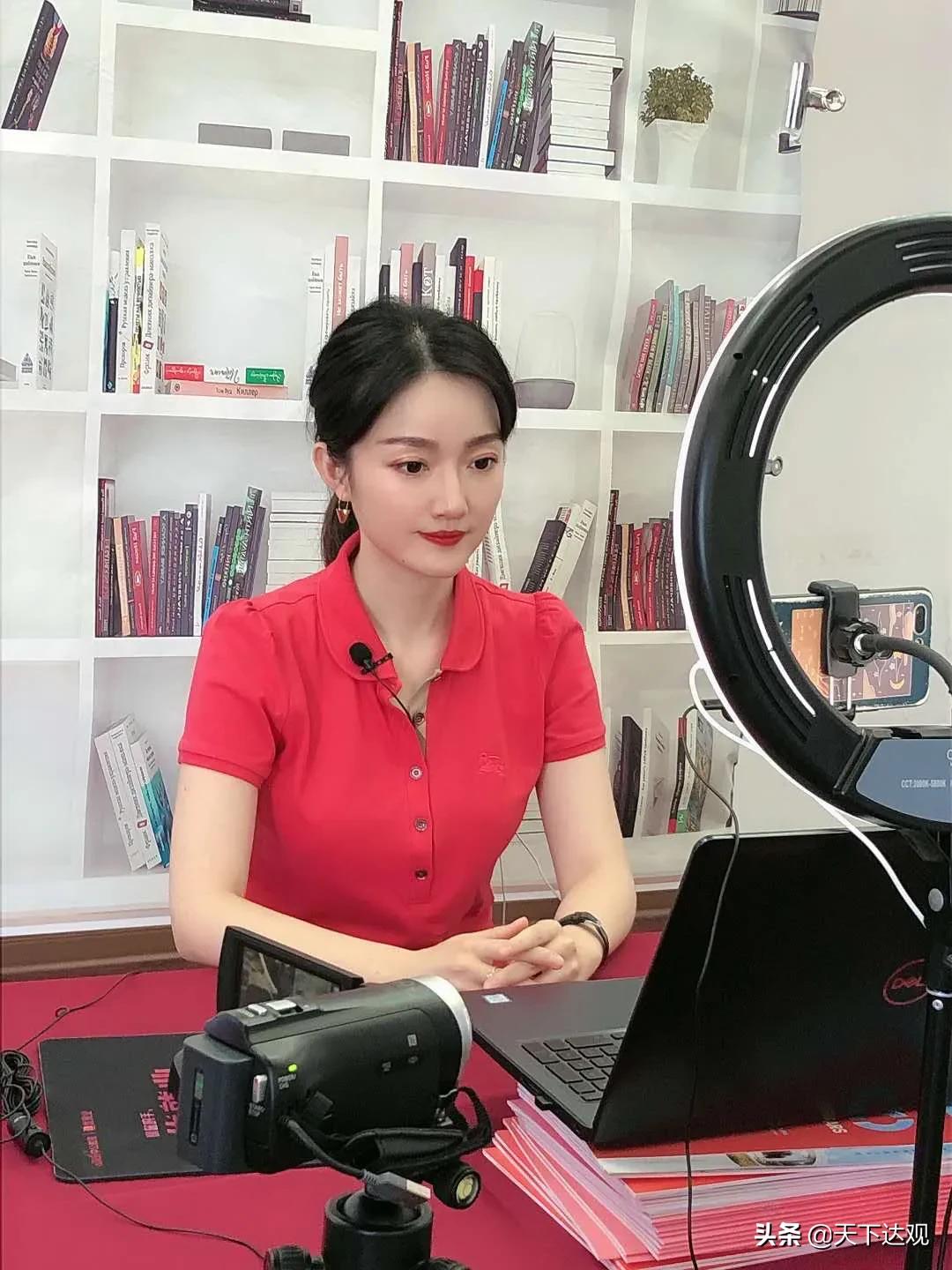 汉口学院副校长王鹤女士接受加拿大中文电视*独台**家采访