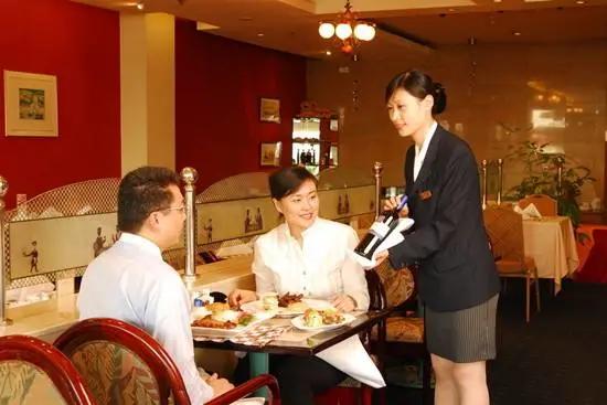 餐饮店的服务员如何提高业绩,如何管理一家门店的服务员