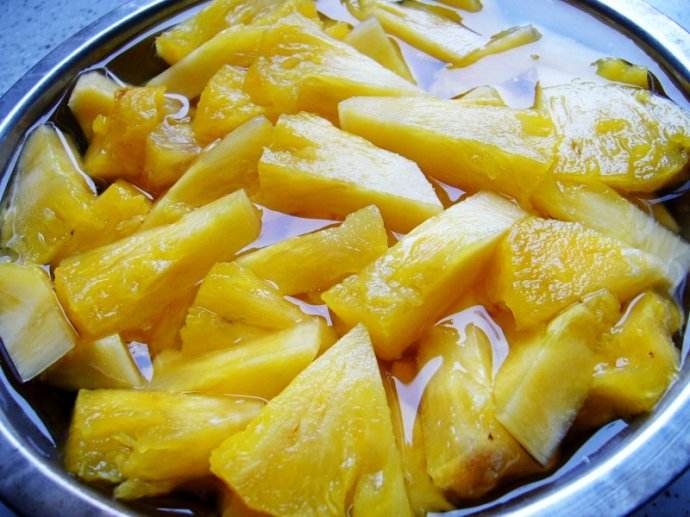 吃菠萝怕过敏扎嘴？营养师：不妨把菠萝煮熟了再吃，口味更丰富