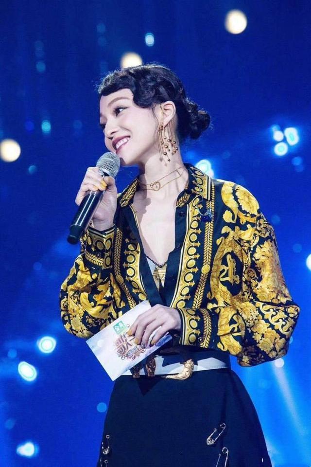 张韶涵坚持用护肤油5年，宋轶直接把油涂全身，难怪皮肤嫩出水