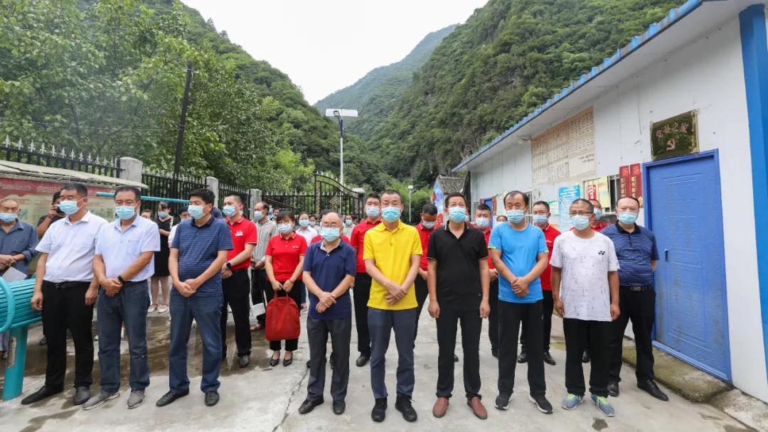 西安鹏翔驾校远赴秦岭山区资助今年考上大学的贫困学子