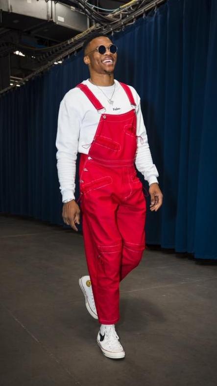 比打球更有范儿nba球员通道穿搭,专门分析nba球员穿搭