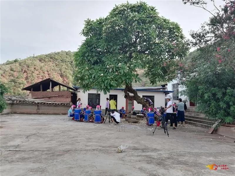 楚雄州彝族裹背刺绣,楚雄三街彝族刺绣