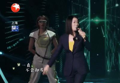 肖战穿着貂皮大衣,肖战脱下华服的样子