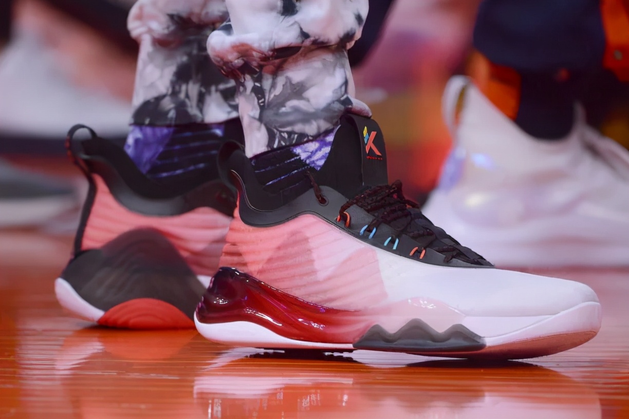 nba球星上脚安踏野球帝联名鞋,安踏携欧文新配色亮相