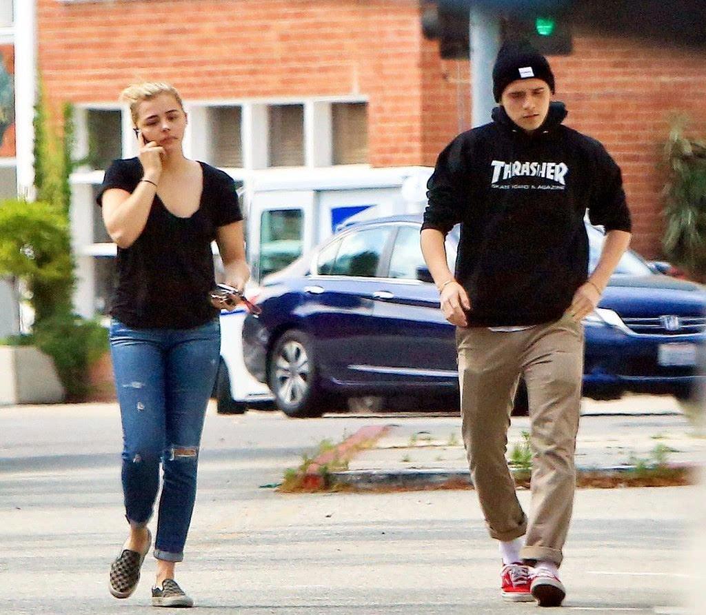 贝克汉姆二儿子秀恩爱,贝克汉姆维多利亚接吻视频