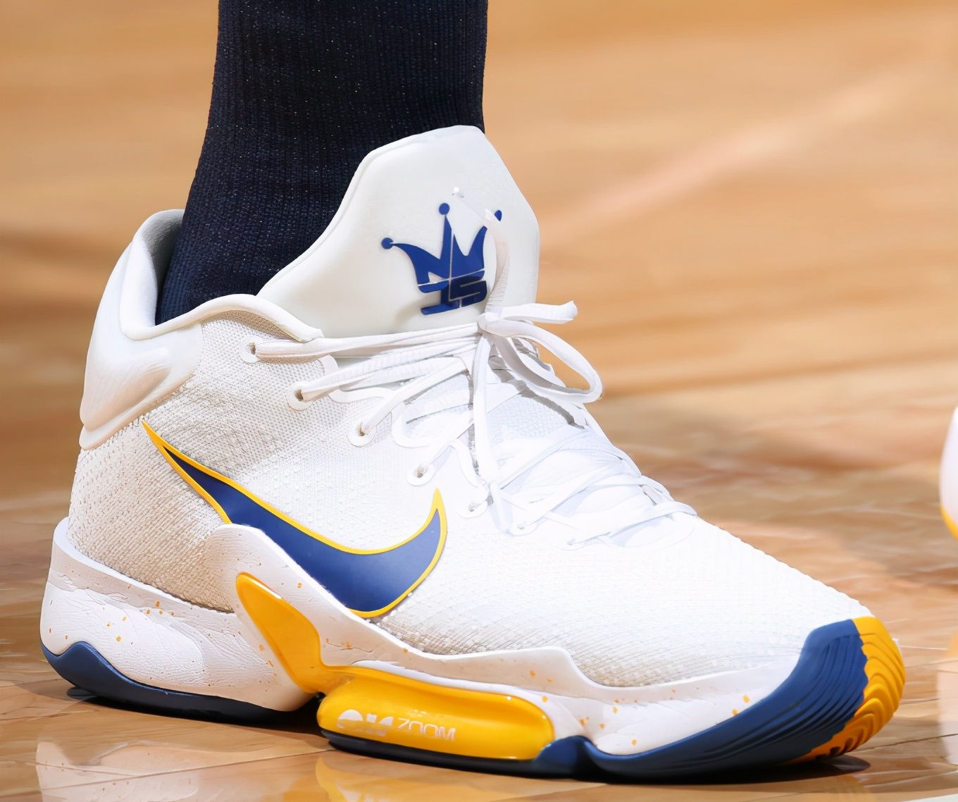 约基奇当选常规赛MVP，本赛季上脚独爱耐克团队鞋，能有签名鞋么