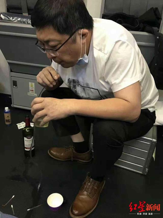 医生万米高空为乘客吸尿,万米高空吸尿医生