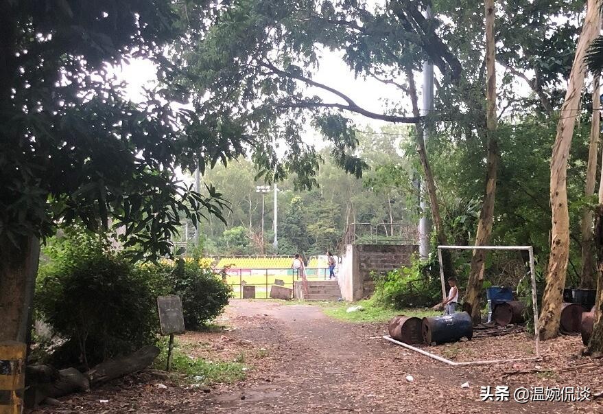 囧!国足客场战菲律宾,球场状况糟糕,球迷说如同游戏实况训练场