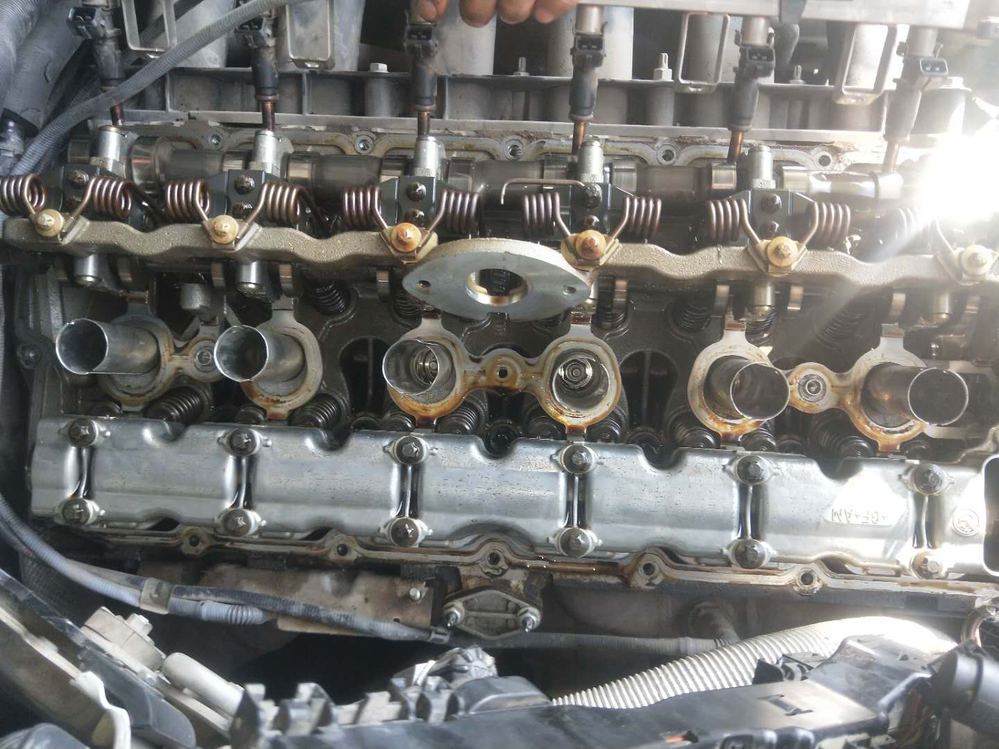 2010款宝马523发动机漏油,宝马523li发动机维修翻新