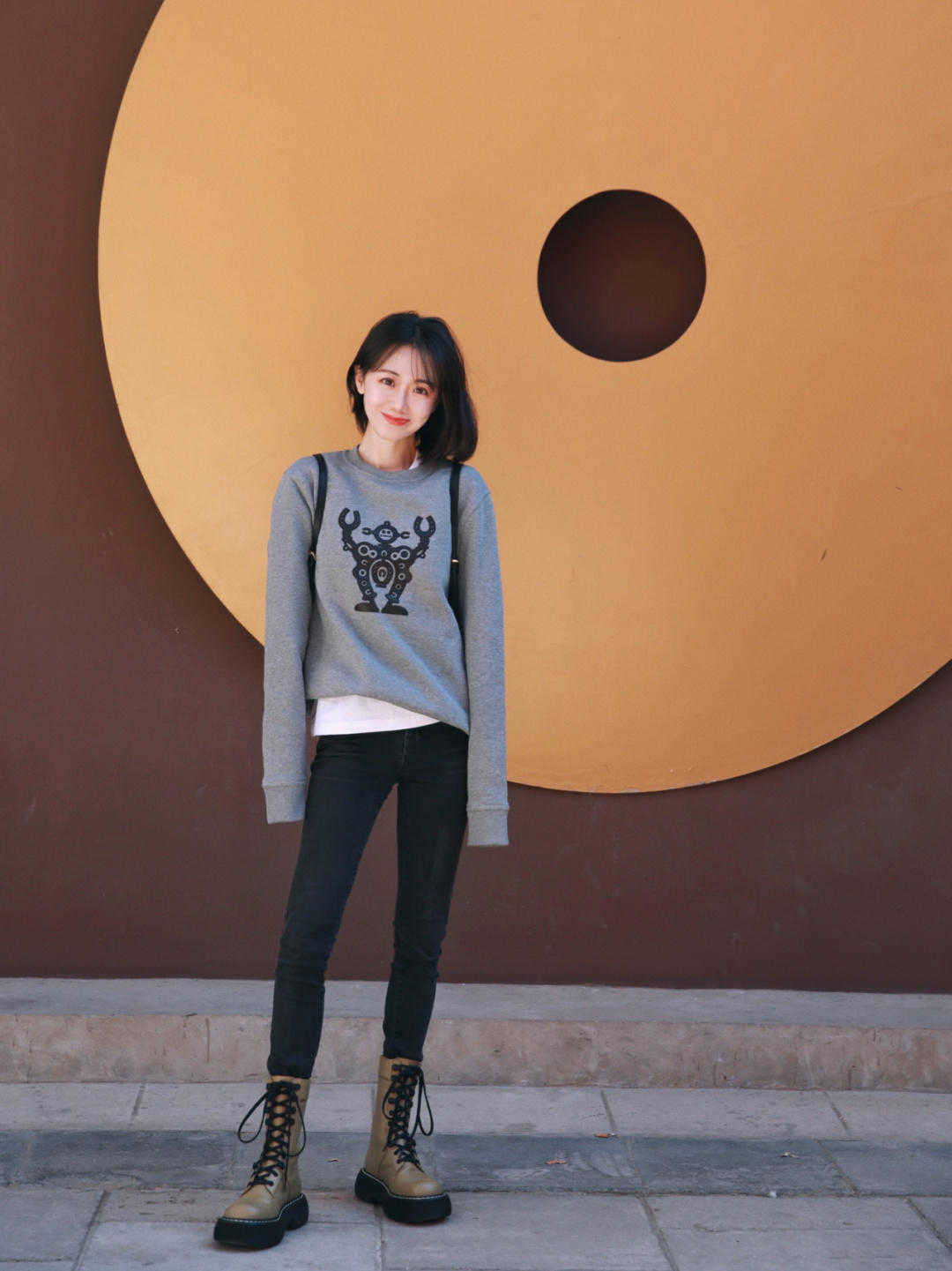 儿童黑色皮夹克搭配蓝色牛仔裤,黑色机车皮夹克搭配什么牛仔裤