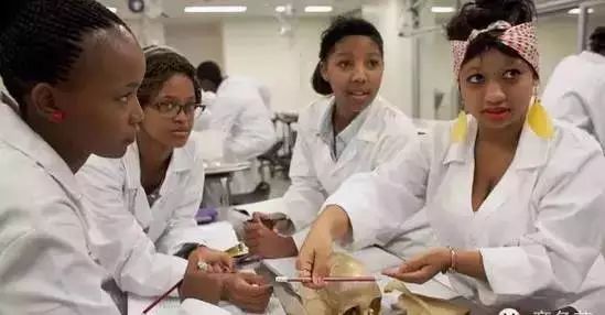 戴15元手表,租一居室,秘密捐出560亿,他真正活出了上帝模样!