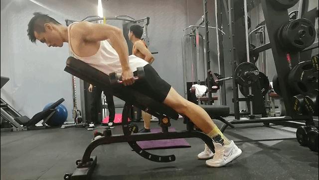 100斤瘦子增肌哑铃训练,哑铃垫高蹲练大腿内侧增肌