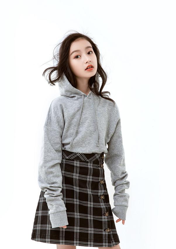 不敢认这是“最美童星”！才11岁就穿高跟鞋，这款式同龄人难驾驭