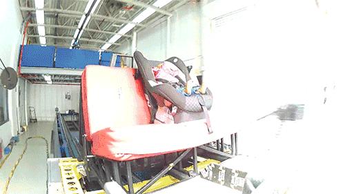 “熊爸爸”又来了！高清监控显示，正驾驶位与副驾驶位都叠着一大一小两个人头？！