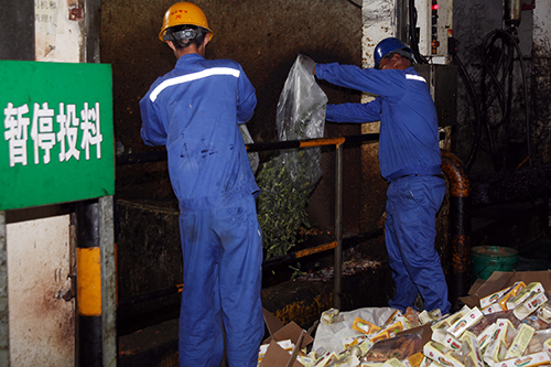 雷霆行动丨食药安全社会共治格局凸显企业自律主动自查积极响应包头市市场监管局“绿色”销毁超期冷冻食品