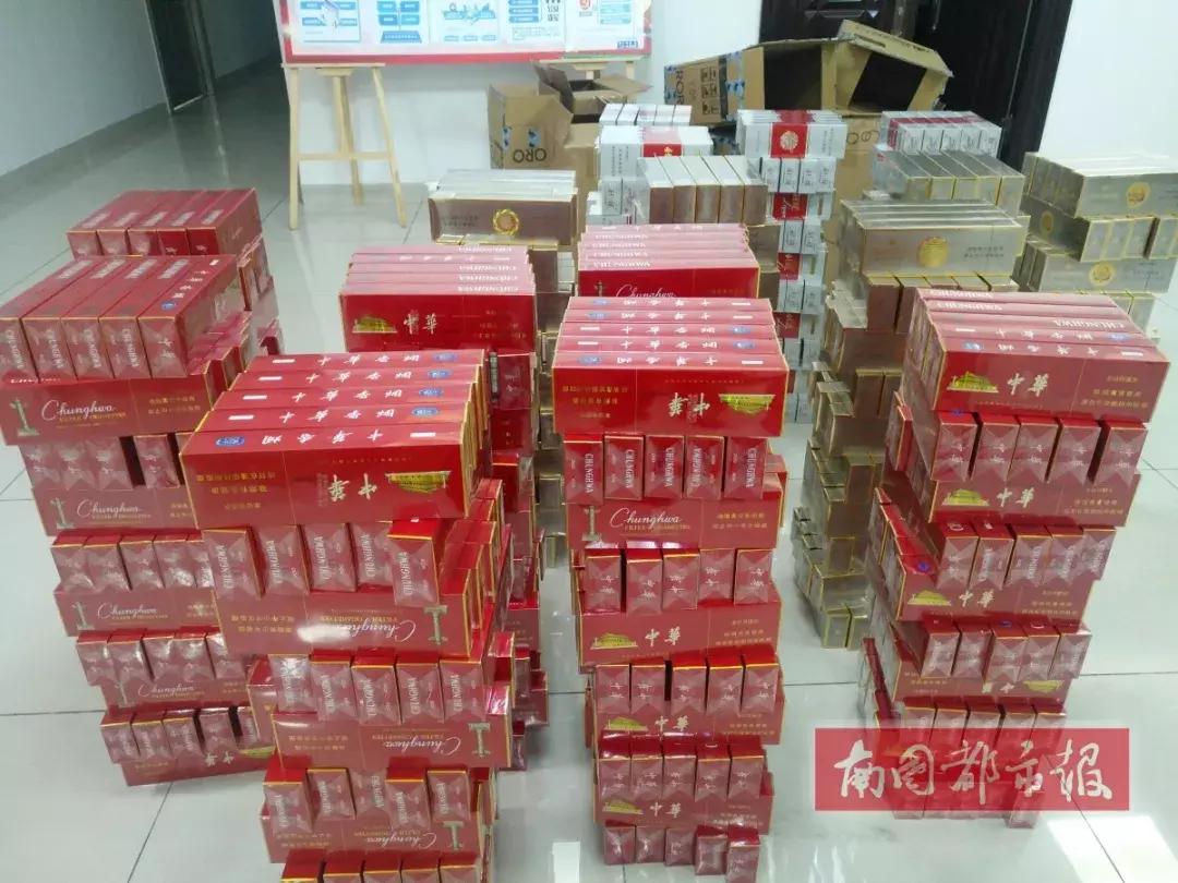 警察抓获卖假烟嫌疑人,贩卖假烟被通缉