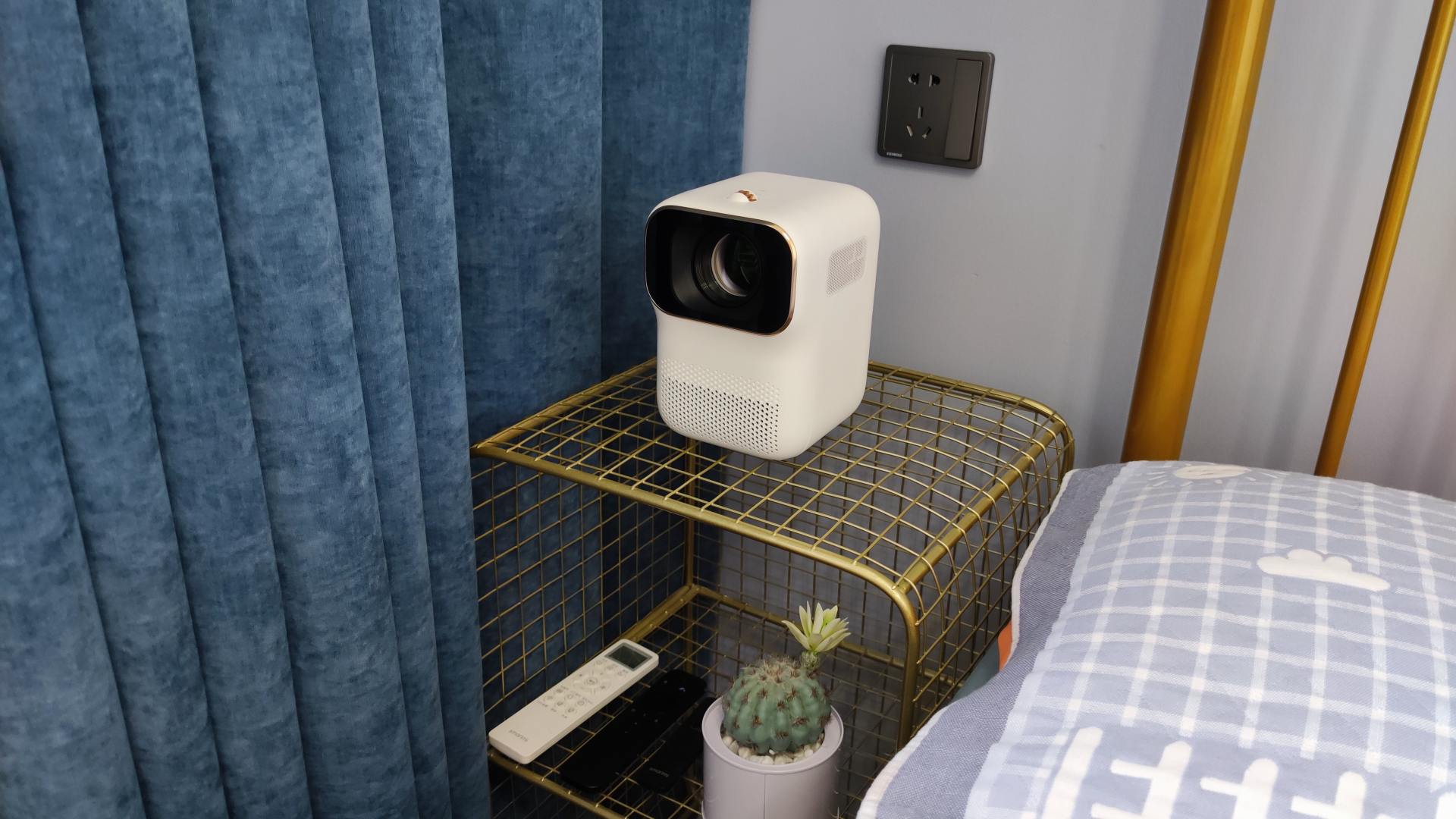 小明q1特别版智能投影仪,小明q1pro投影仪和极米newz6比较