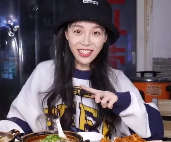 千万网红小贝近况堪忧，面容憔悴法令纹深，网友：都是催吐惹的祸