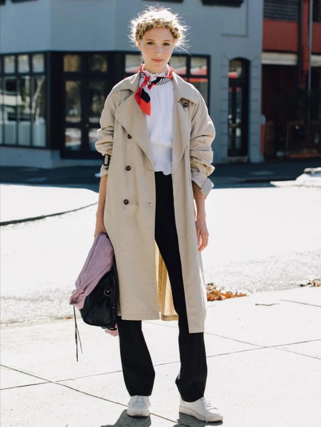 今秋火了一种外套,杏色风衣长款的最佳搭配