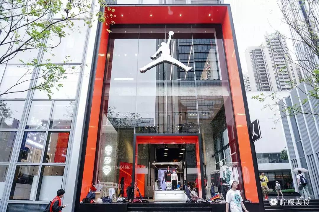 亚洲最大JORDAN旗舰店开业，我冒雨把“黑粉脚趾”买到手了！