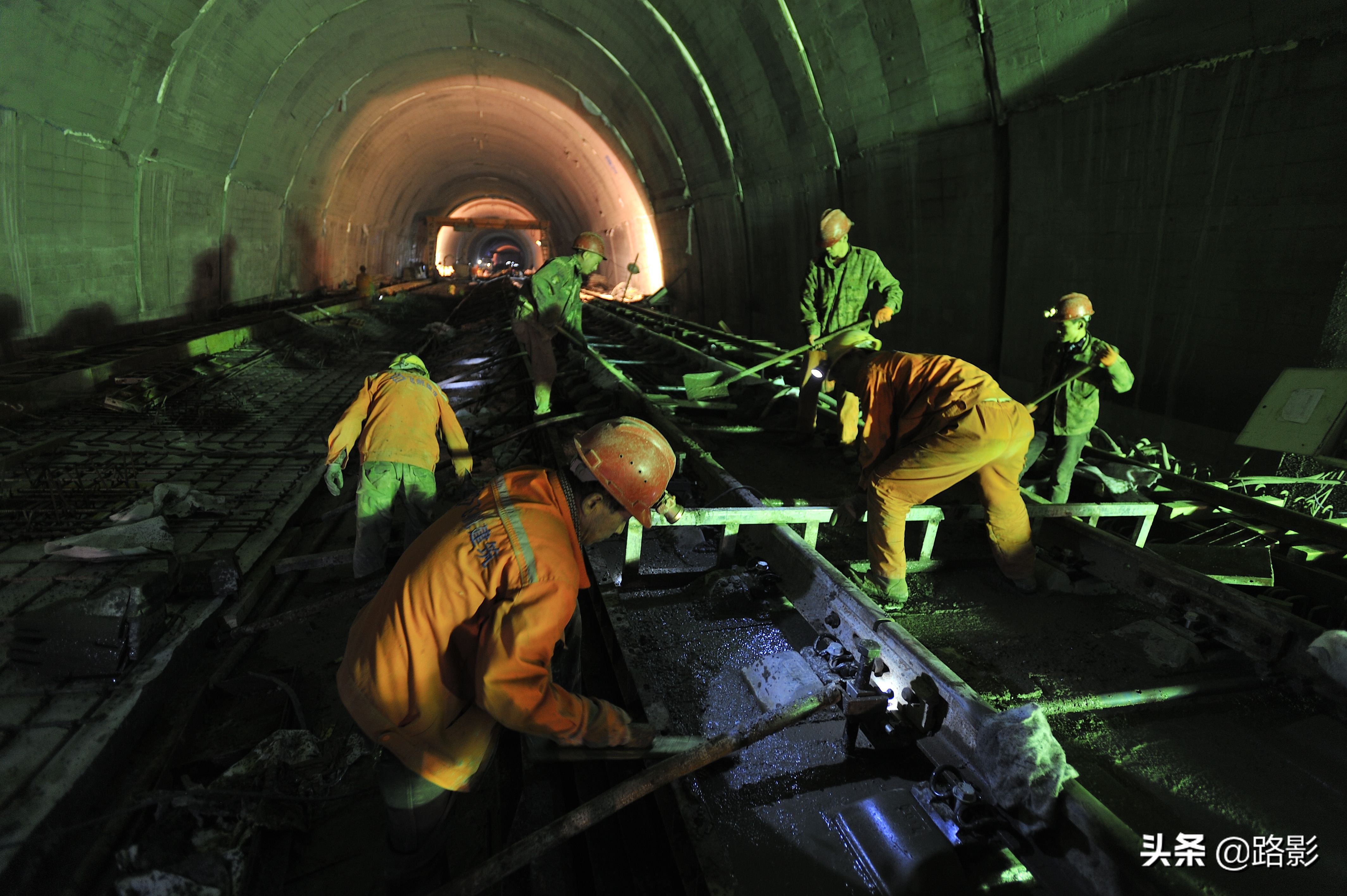 中国高铁隧道,溶洞铁路隧道