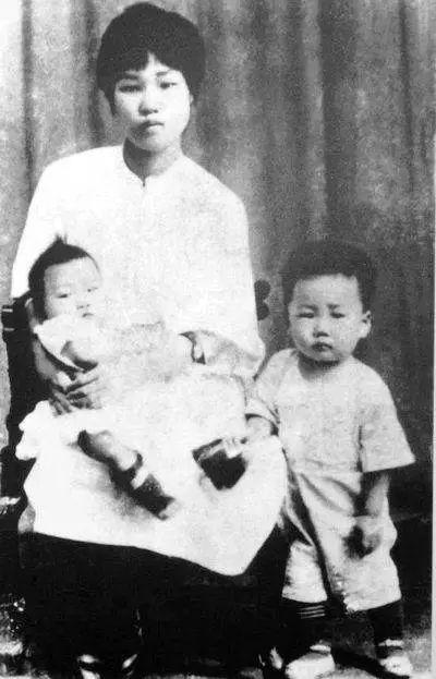 毛毛被送走，毛*东泽**一夜未眠，反复写这几字：英，青，龙，红