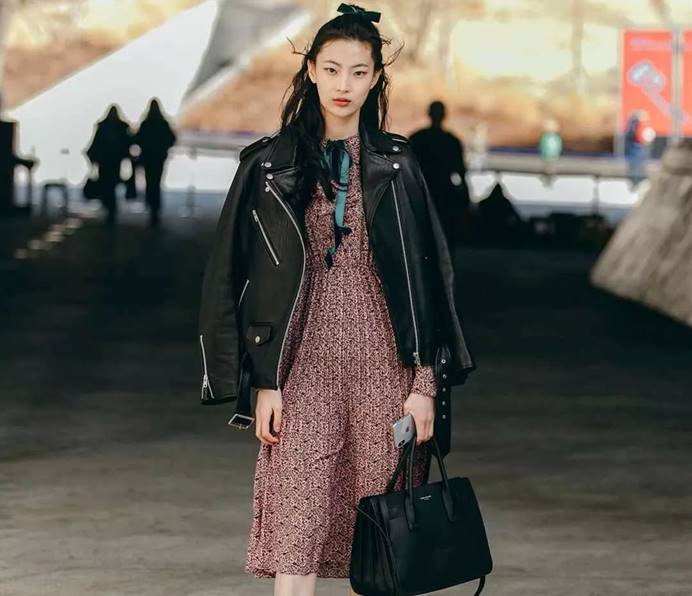 皮衣怎么穿显得时尚 (皮衣这样穿随性帅气气场十足)