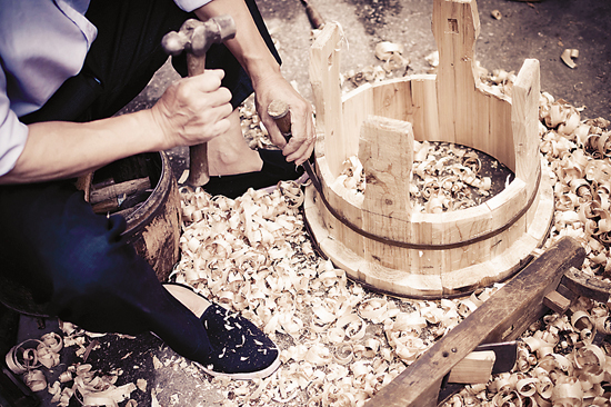 老行当箍桶匠图片,箍桶消失的老人