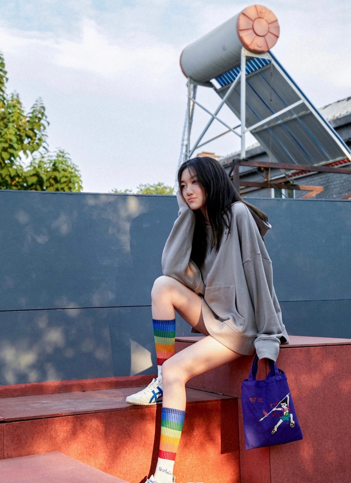 李嫣自信洒脱挺有星范,李嫣罕见穿西装套裙亮相