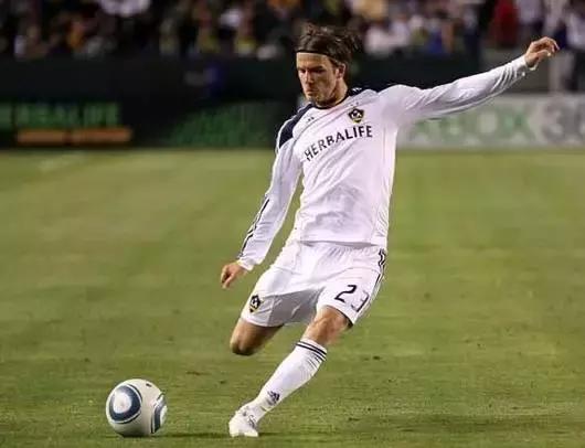 怎么打贝克汉姆的弧线球,如何踢出香蕉球射门教程