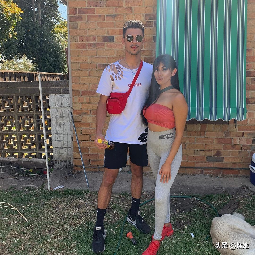 21岁美女,月薪5万的高一辍学生,是一名工地交通协管员