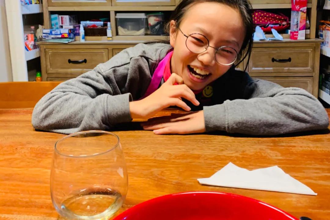 两个小孩给妈妈做大餐,两个女孩给爸妈做饭