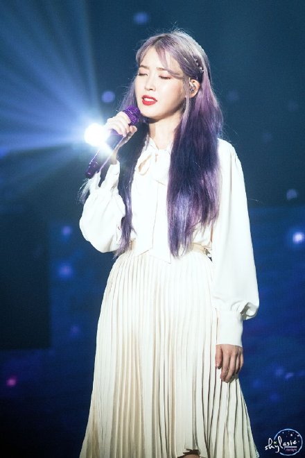 iu悼念雪莉的图片,iu得知雪莉去世崩溃大哭