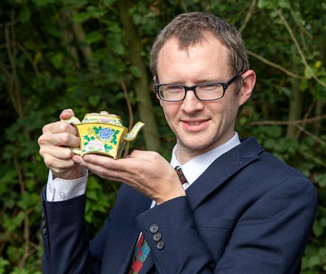 英国一男子挖出老酒坛,英国一男子挖出一瓶老酒