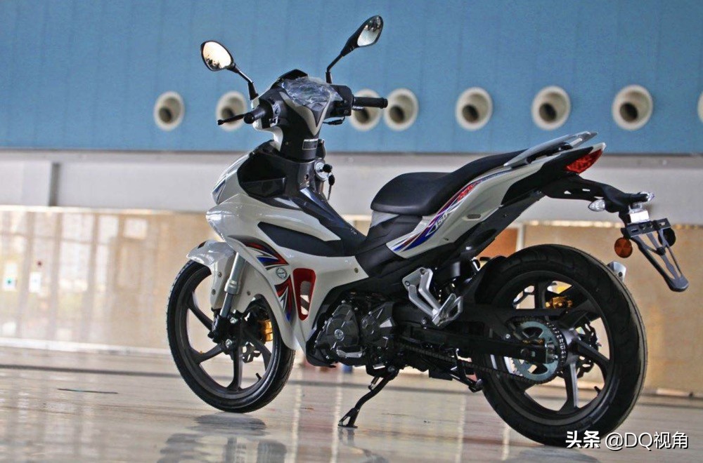 贝纳利小黄龙250和雅马哈飞致250,贝纳利250幼狮和雅马哈哪一款最像