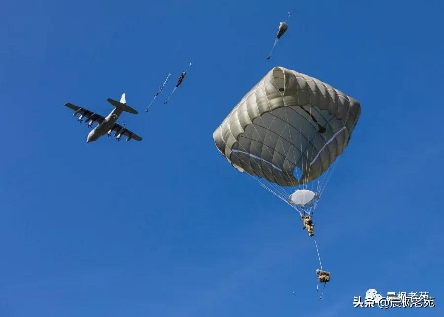 我军空降兵跳伞视频,解放军空降兵大规模跳伞