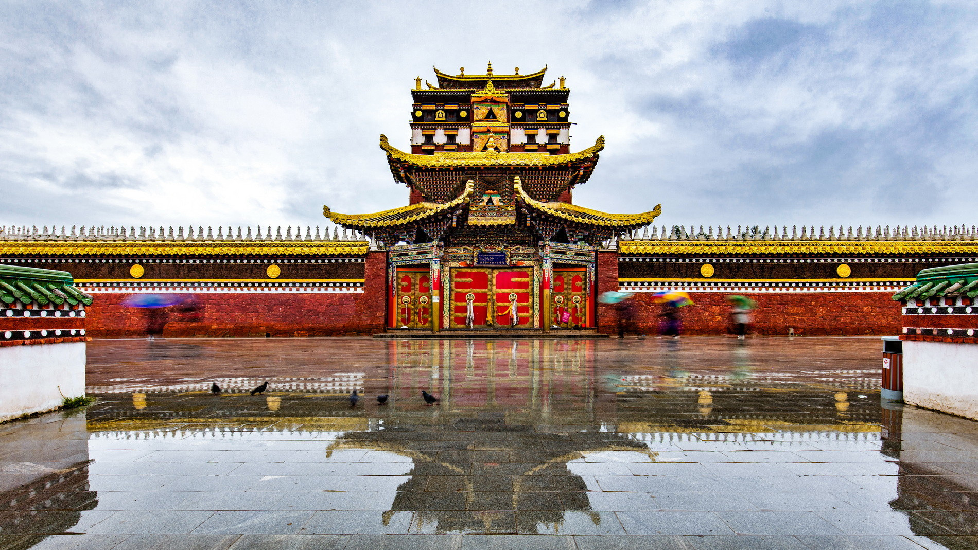 甘肃一个悬崖上的寺庙,甘肃的寺庙为什么都建在山上