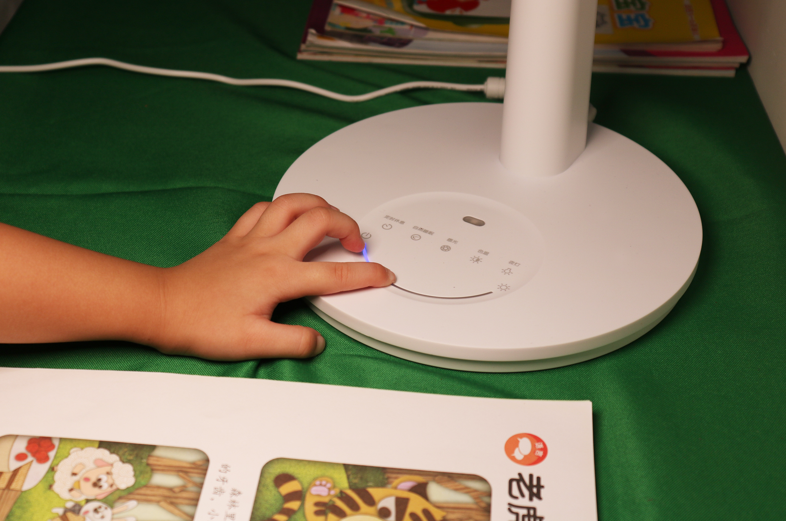 儿童智能学习护眼灯评测,自然光全光谱护眼灯