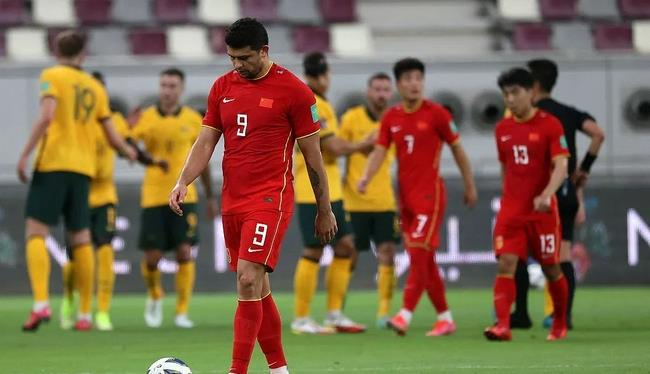 半场国足0-1落后澳大利亚,中国男足败越南