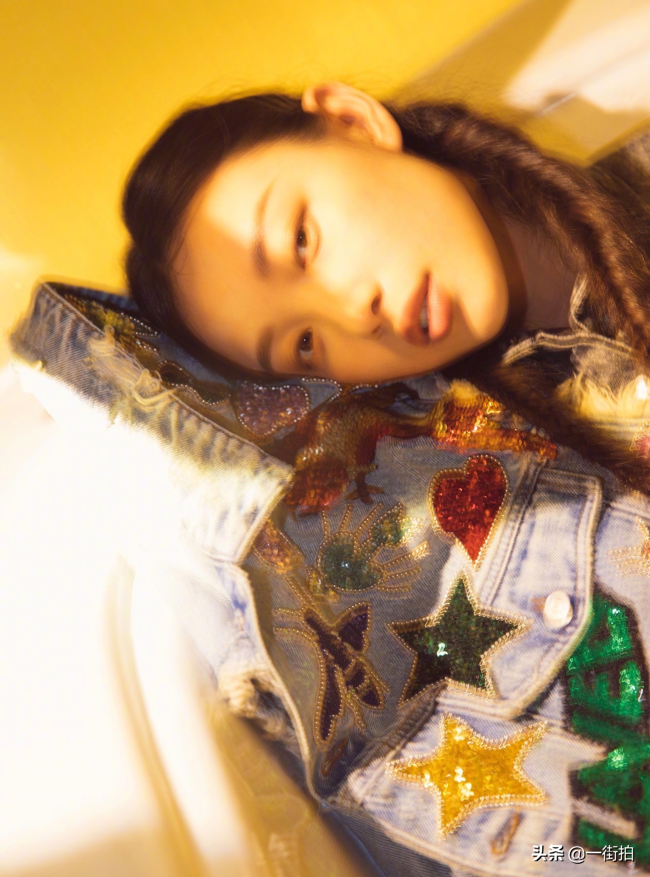 倪妮旅拍布袋垮裤好接地气,带货女王的魅力“眼神杀”无懈可击!