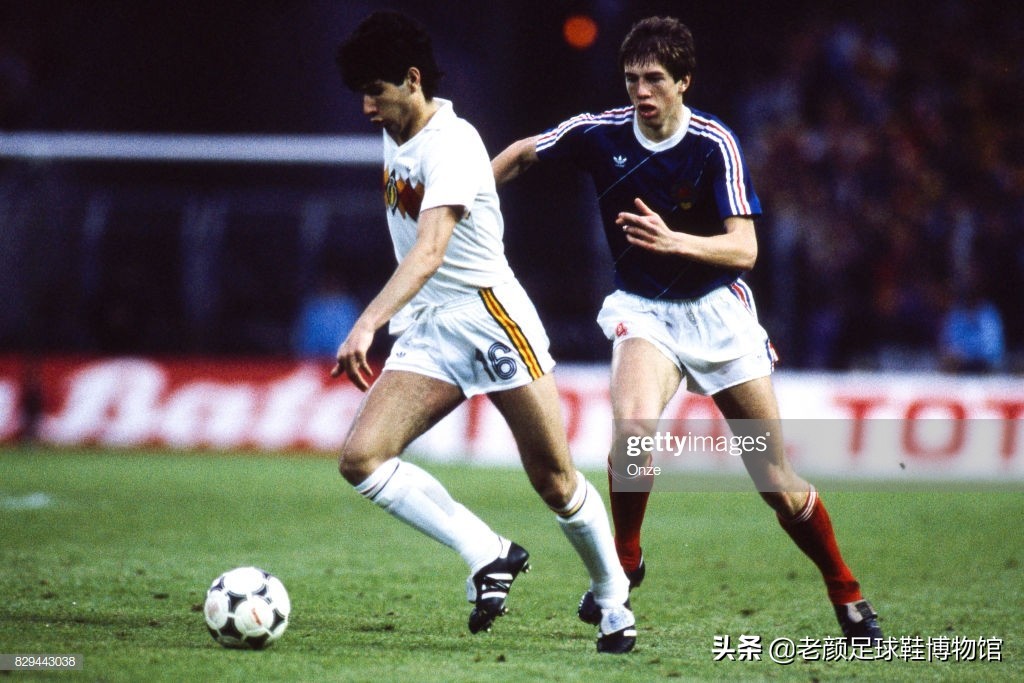 第一个穿白球鞋的球星,马拉多纳南非世界杯场边秀脚法