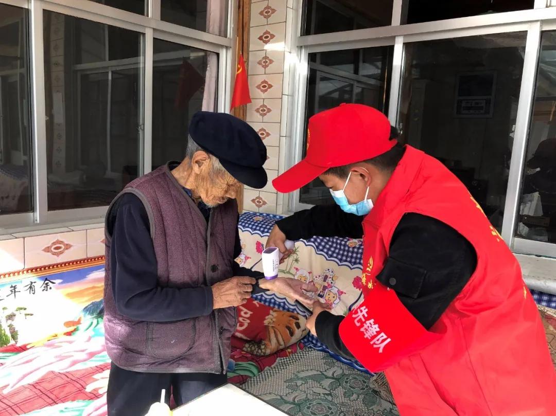 【疫情防控临潭在行动】术布乡：“小红帽”显青年担当“红马甲”聚青春力量