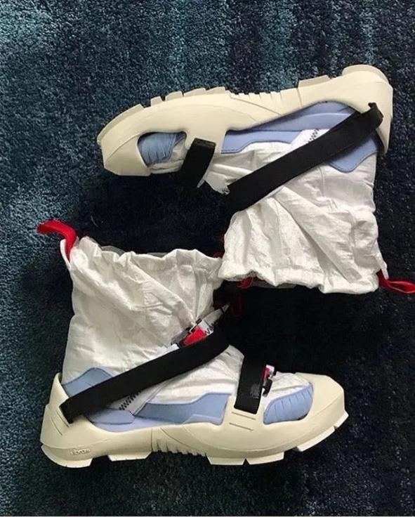 有许多配件的球鞋,拥有这些神器球鞋怎么会洗不干净