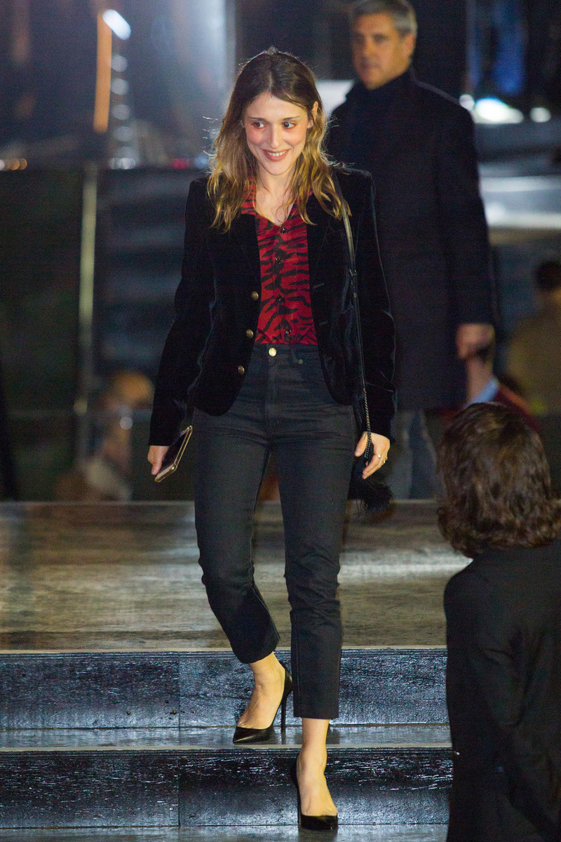 丝绒面料怎么穿才好看 (丝绒复古面料诠释时尚新定义)