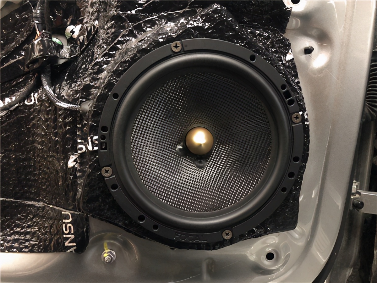 奥迪A3原装音响不够听怎么办？那就丢掉换套“劲浪两分频喇叭”