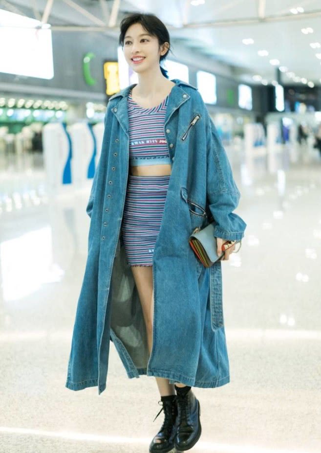 张俪真皮，套上3件超大的羽绒服跳芭蕾，感觉腿分分钟要“断”