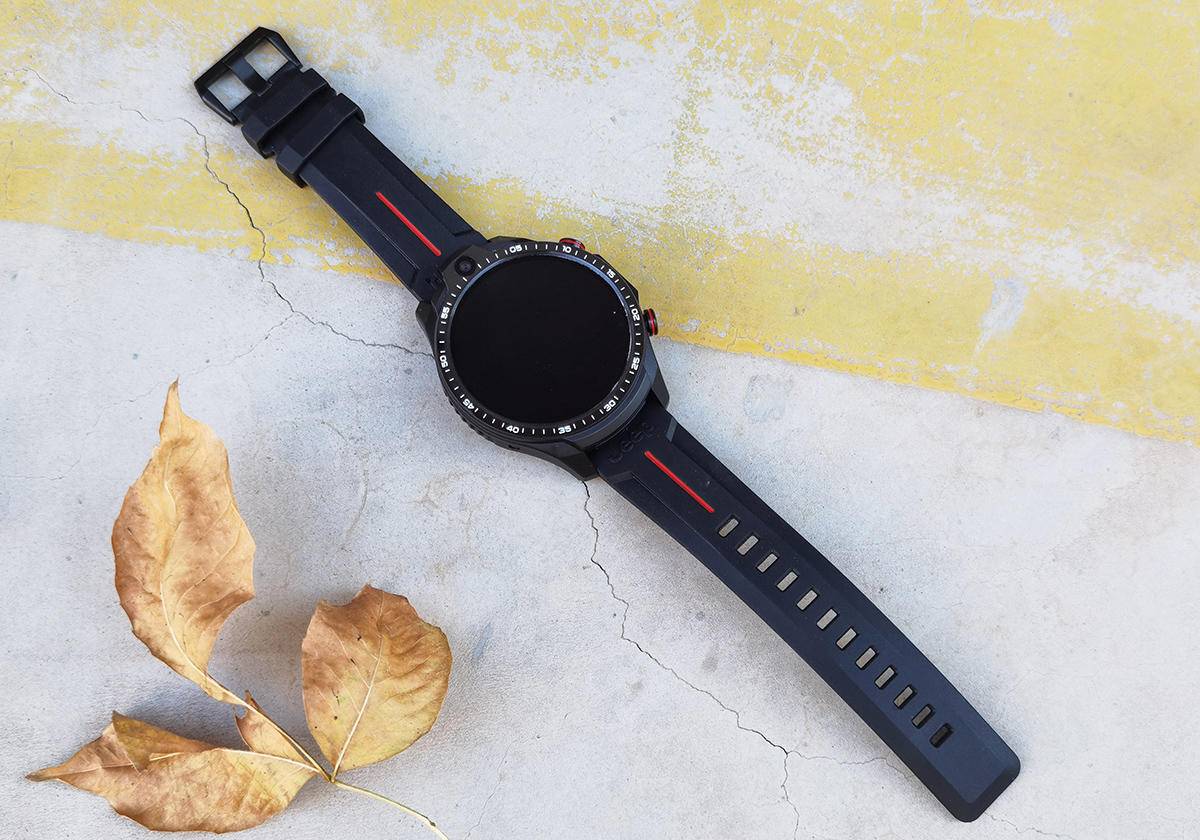 64G+双摄+全网通，是手机还是智能手表：Jeep黑骑士评测