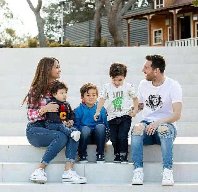 梅西老婆生了几个孩子,梅西老婆带孩子和梅西团聚