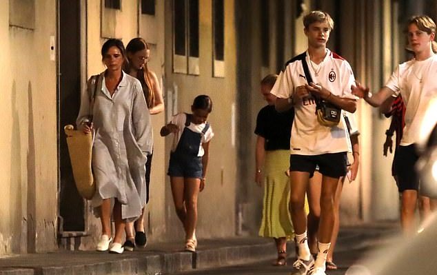 8岁的小七比妈妈还会穿了？这条蓝色Zara露肩裙秒售罄，大姑娘啦